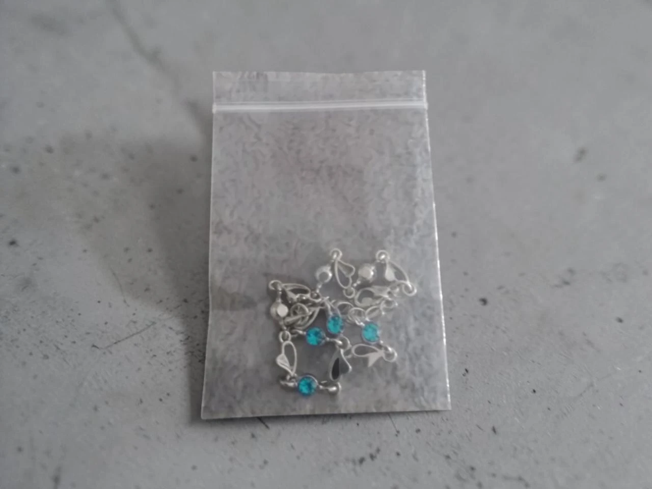 Pulseira prateada enfeitada com pedras azuis de cristal em aço inoxidável ajustável Nova – photo 3